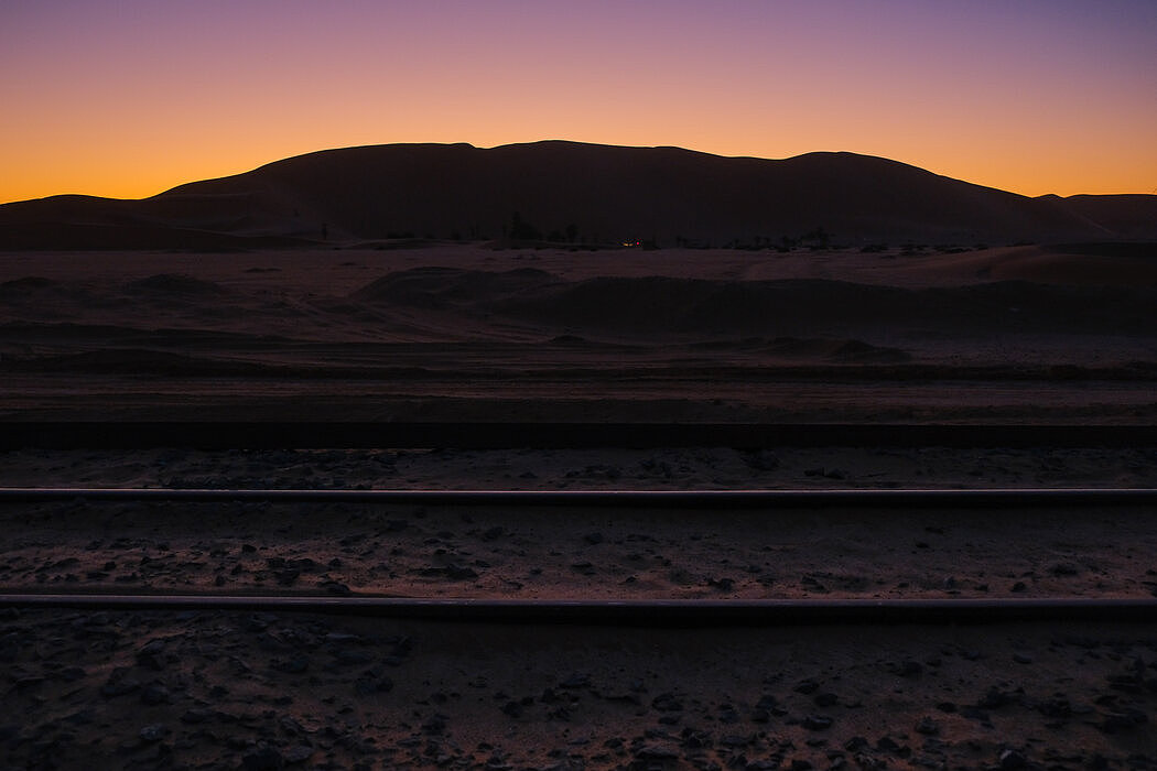 黄昏时分，7号沙丘耸立在世界上最古老的沙漠之上。它的高度超过382米，是纳米比亚最高的沙丘。