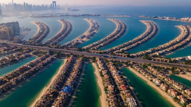 阿联酋迪拜朱美拉棕榈岛鸟瞰图the Palm Jumeirah island in Dubai, UAE