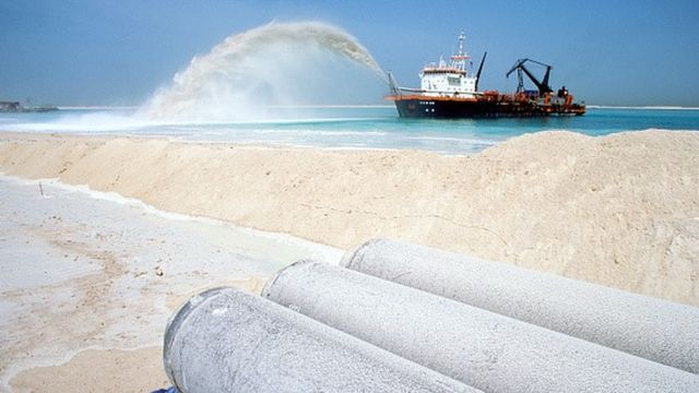 阿联酋迪拜挖沙船在堆沙造岛