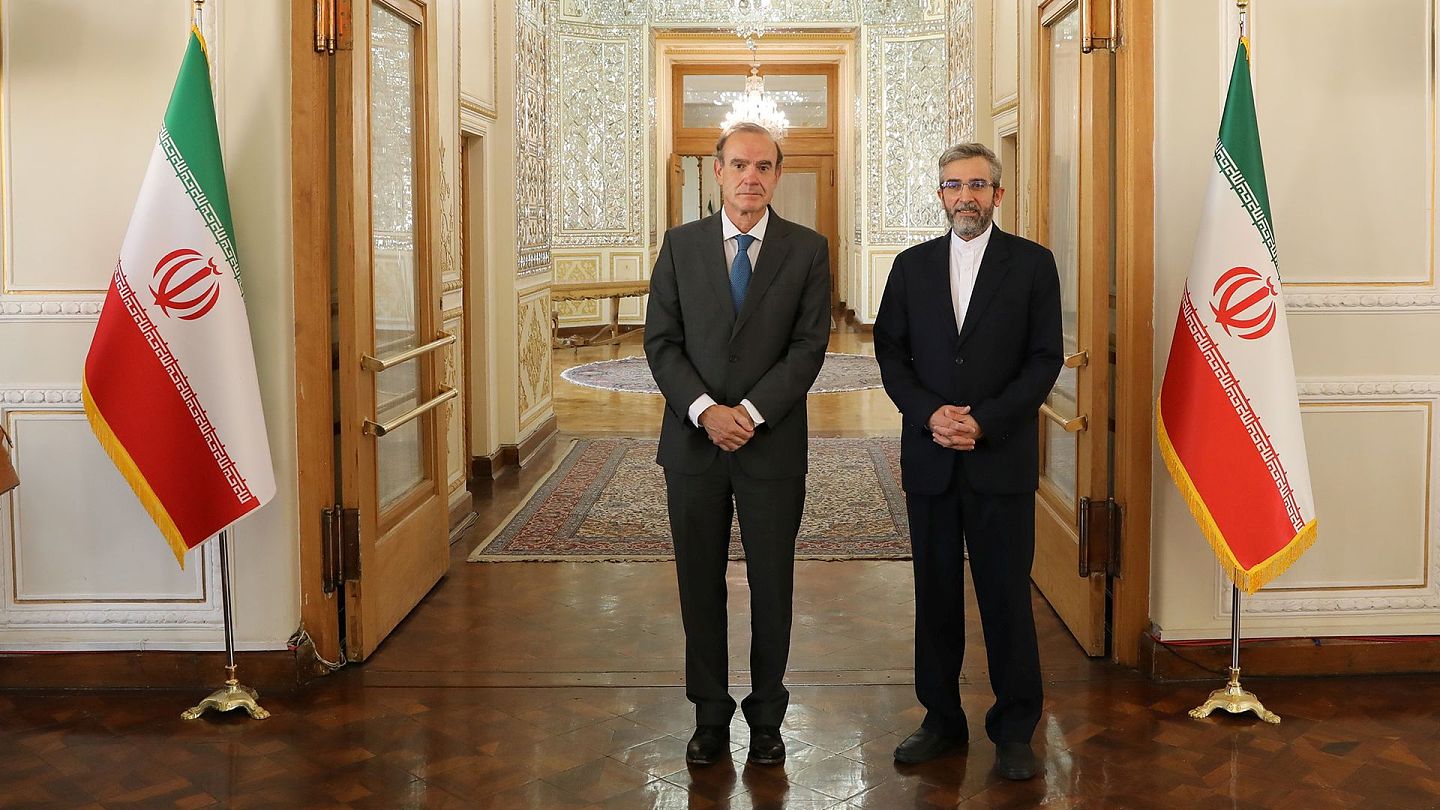 伊朗首席核谈判代表2021年10月与欧盟官员在伊朗首都德黑兰会面。（Reuters）