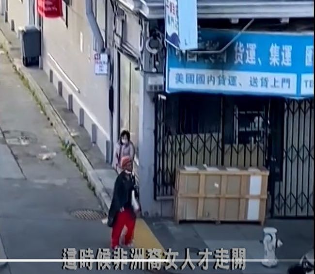 美国非裔女子抢劫华裔女，按墙上搜刮财物，华裔男围观后默默走开（组图） - 4