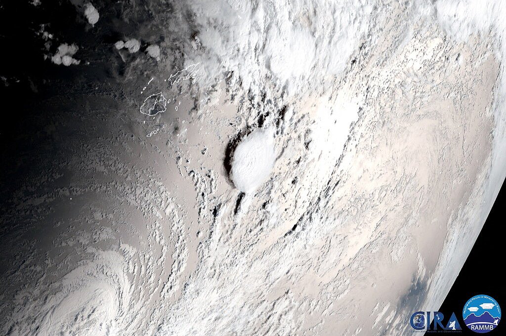 气象卫星图像中的洪阿汤加-洪阿哈阿帕伊火山喷发。