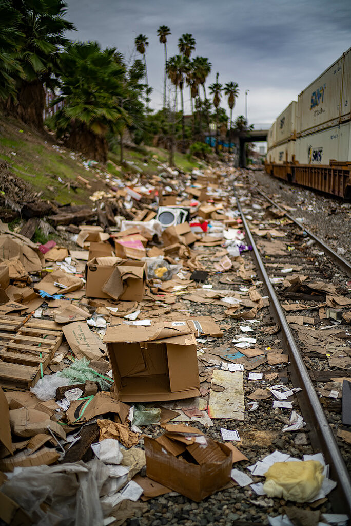 在发生大量铁路盗窃后，洛杉矶下城的联合太平洋铁路上满是丢弃的包裹碎片。