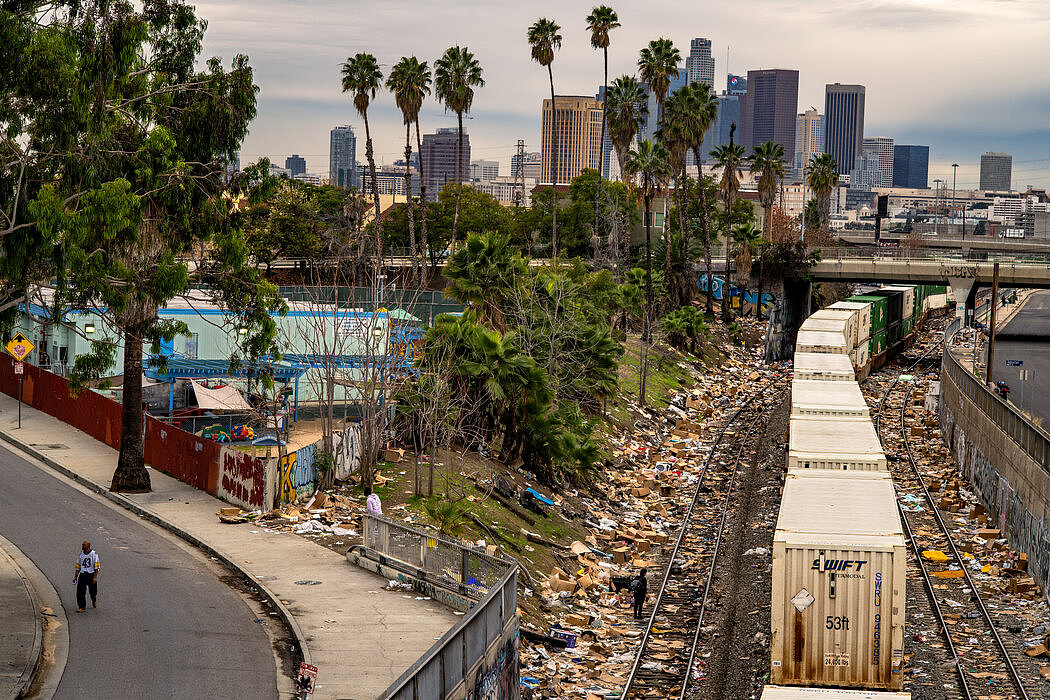 上周，货物散落在洛杉矶下城的铁路两旁。
