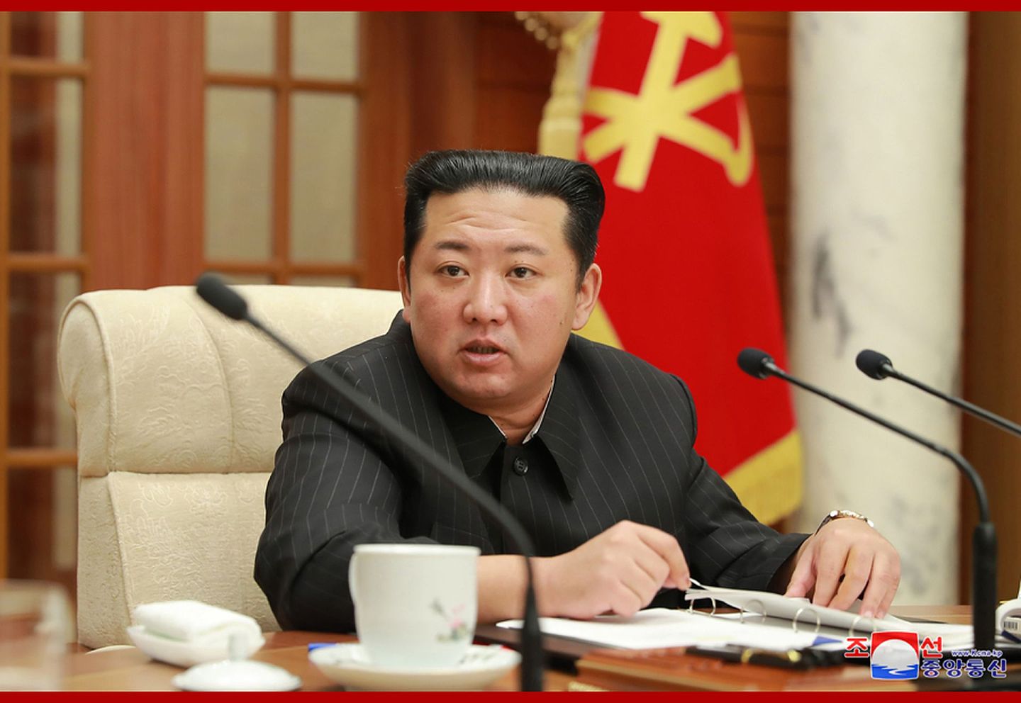 2022年1月19日，朝鲜劳动党总书记金正恩出席朝鲜劳动党第八届中央委员会第六次政治局会议。（朝中社）