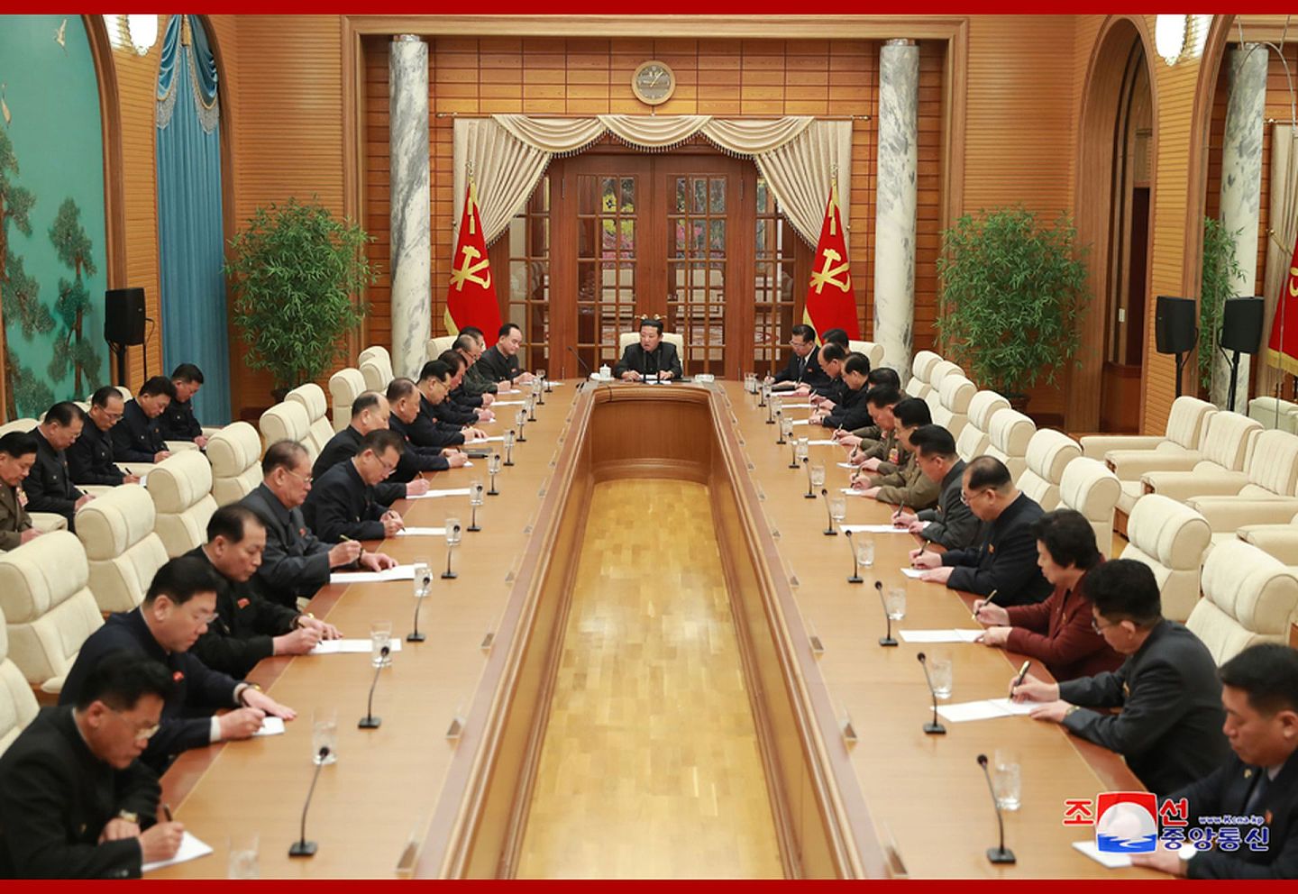 金正恩在朝鲜劳动党政治局会议上发表讲话。（朝中社）