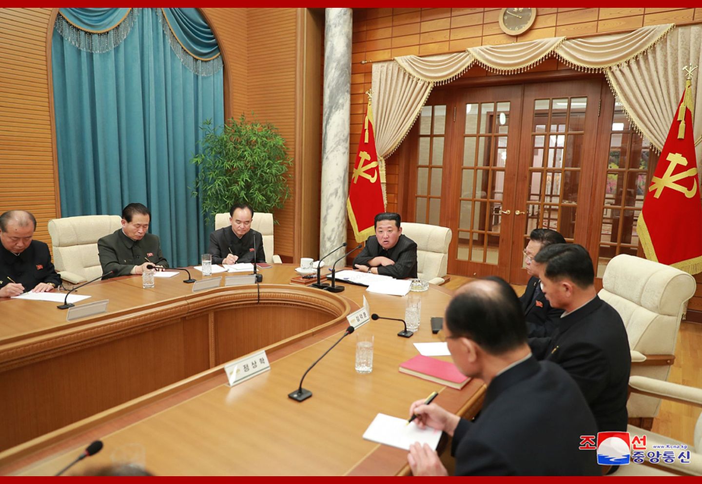2022年1月19日，朝鲜劳动党中央政治局在党中央委员会本部大楼召开第八届中央委员会第六次政治局会议。朝鲜劳动党总书记金正恩出席会议。（朝中社）
