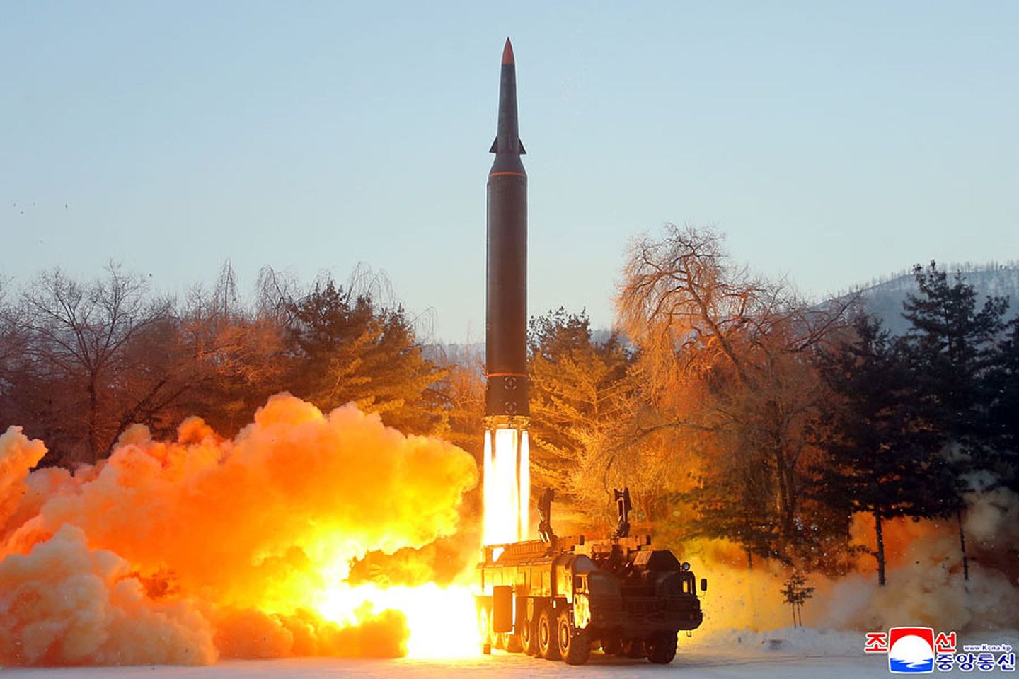 2022年1月12日，朝鲜官方公开导弹试射照片。（朝中社）