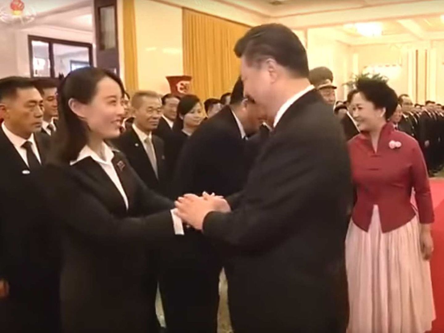 2019年1月12日，朝鲜官方公开金正恩第四次访问中国纪录片，金与正（左）与中国国家主席习近平握手。（朝鲜中央电视台视频截图）