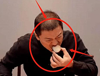 50岁的李亚鹏吃冻梨，一口咬下去，牙齿都快吃没了！网友：咋老成这样了？（图集）