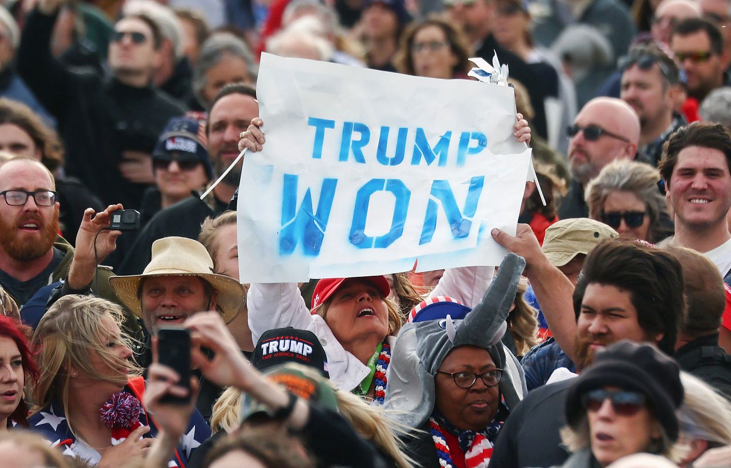 有支持者手持标语，表示特朗普才是上届总统选举的真正胜利者。（Getty Images）