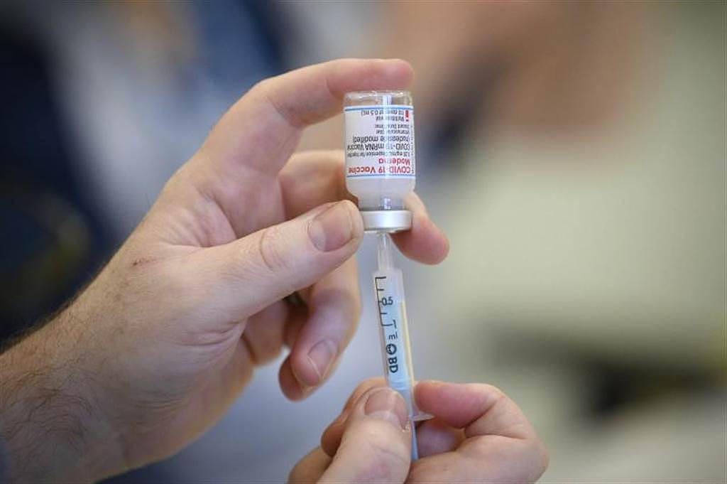 丹麦卫生官员认为，疫苗对此Omicron的妹妹仍旧有效。 (图/美联社)
