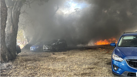 维州赛马场爆发火灾，多达18辆车起火，数百民众被疏散（组图） - 6