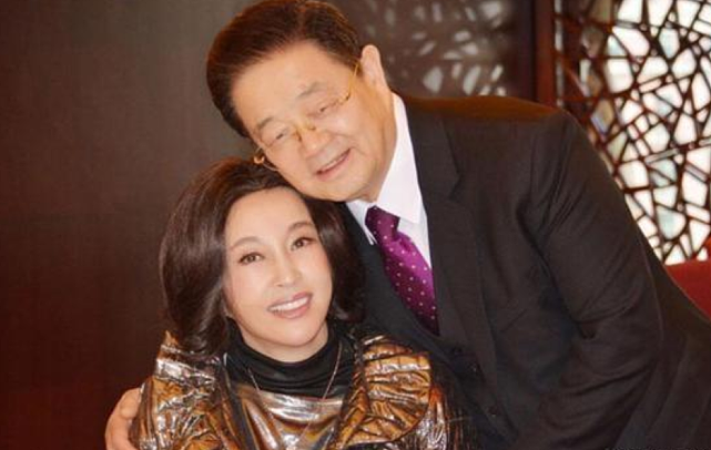 刘晓庆80岁富商老公露面！夫妻同框笑容灿烂，男方皱纹横生显老态