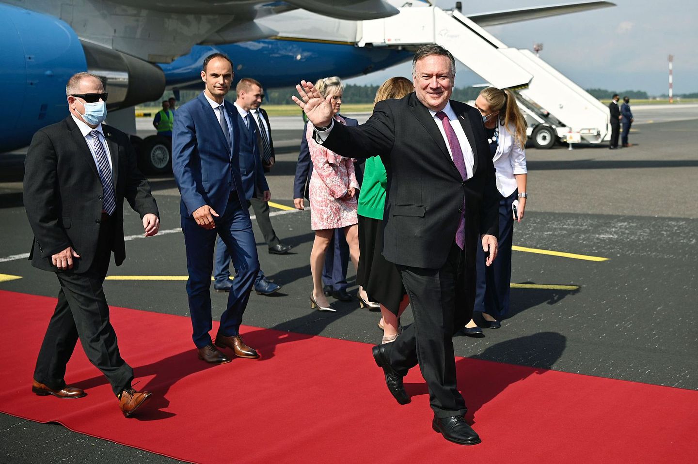 2020年8月13日，时任美国国务卿蓬佩奥抵达斯洛文尼亚首都卢布亚纳的约兹普尼克机场，图为蓬佩奥下机后对外挥手致意。蓬佩奥彼时正在对中欧进行为期五天的访问，此行的重要议程包括中国在5G互联网建设中扮演的角色。（AP）