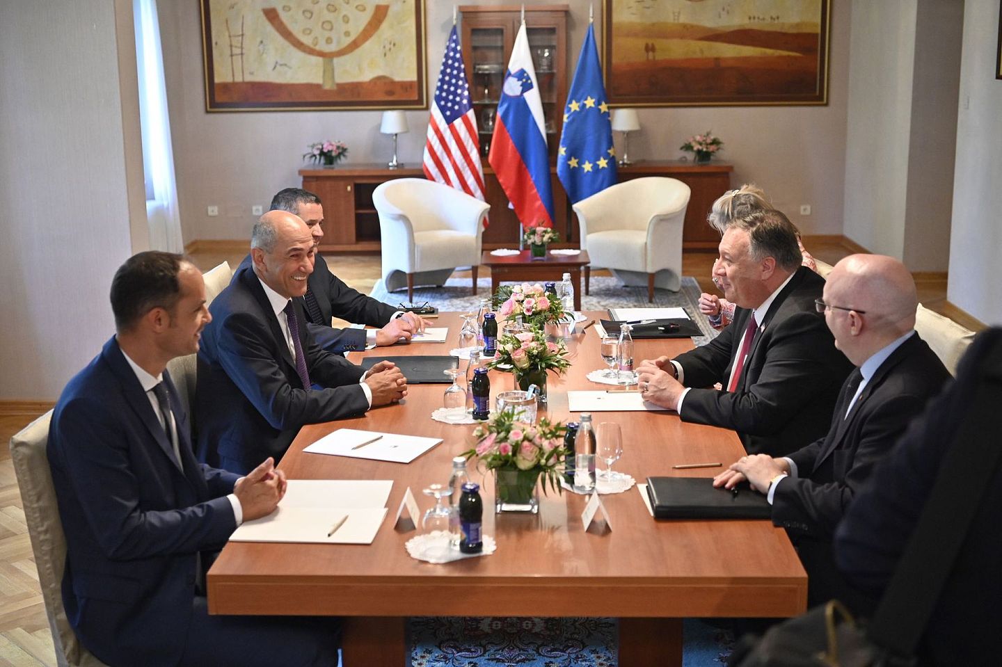 2020年8月13日，斯洛文尼亚总理杨萨（左二）和时任美国国务卿蓬佩奥（右二）参加会议。蓬佩奥正在对中欧进行为期五天的访问，此行的重要议程包括中国在5G互联网建设中扮演的角色。（AP）