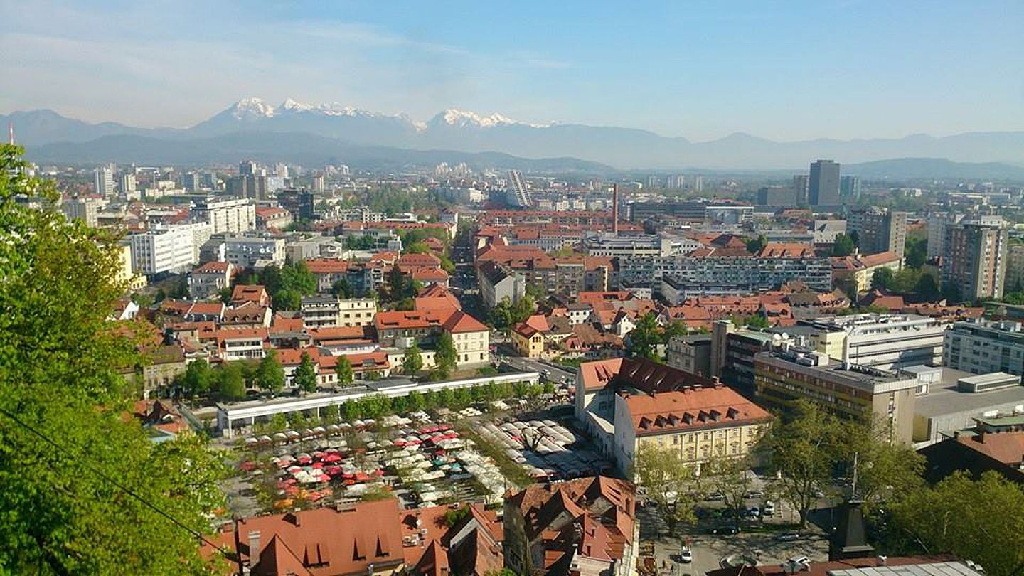 鸟瞰斯洛文尼亚首都卢布亚纳市容，由于当地建筑屋瓦多采用红砖，因此也有“小布拉格”的称号。（陈郑为／多维新闻）