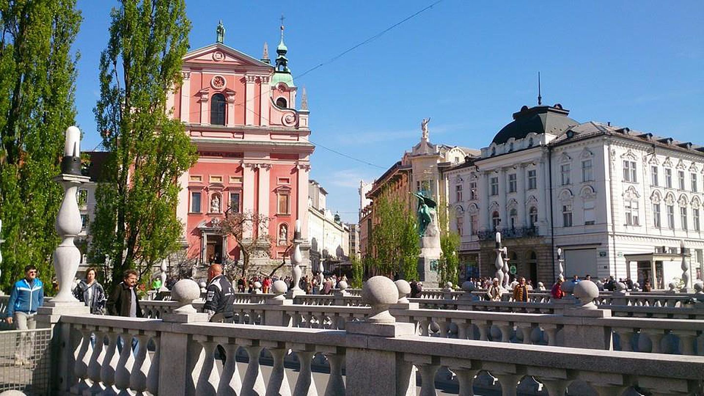 斯洛文尼亚首都卢布亚纳闹区，图为知名景点三重桥与方济会教堂。（陈郑为／多维新闻）