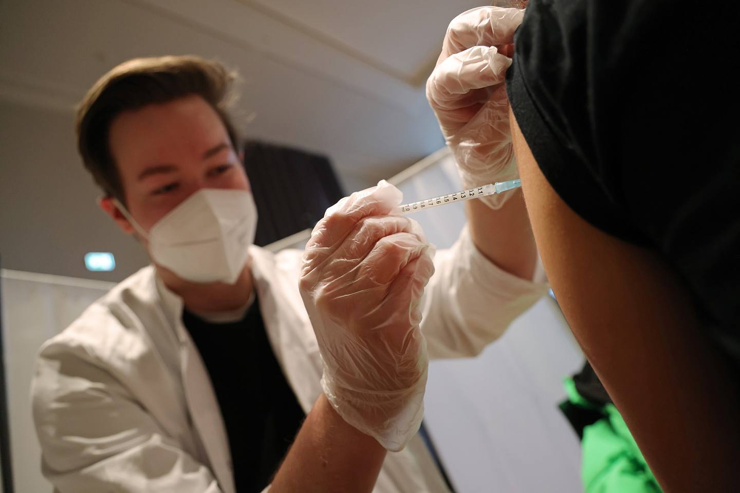 图为1月18日，德国柏林一间疫苗接种中心，工作人员正施打疫苗。 （Getty）