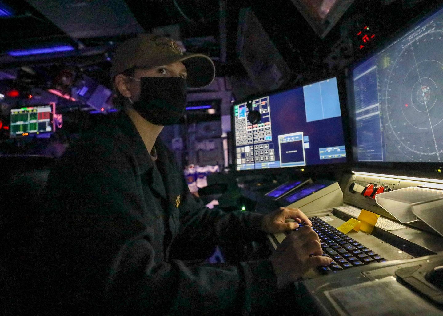 2022年1月20日，美军“本福德”号导弹驱逐舰在西沙群岛海域航行，舰上人员在驾驶舱观察前方的形势。（Twitter@US7thFleet）
