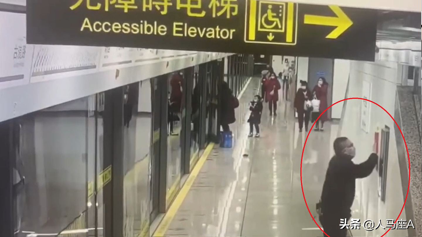 上海地铁乘客被夹身亡，救援操作引争议，先开门还是先紧急停车？