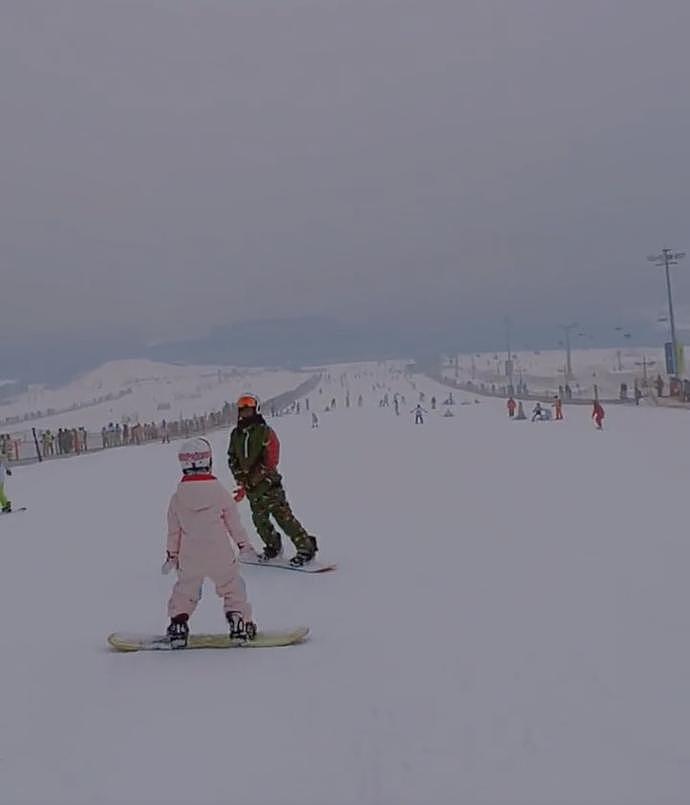 李小璐晒甜馨滑雪视频，为其重金聘请私人教练，此前被曝鲜肉恋情（组图） - 3