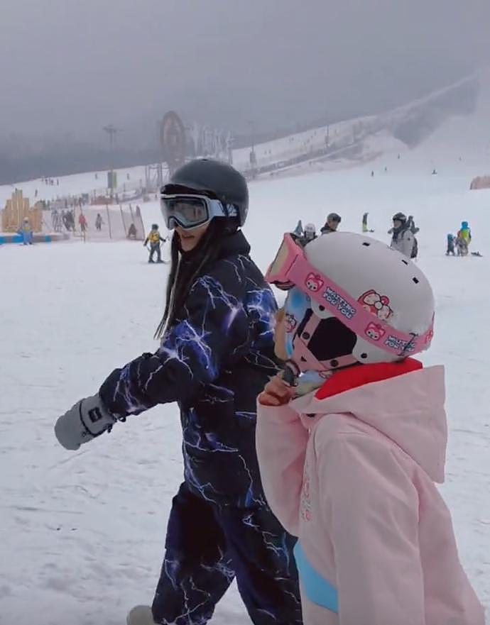 李小璐晒甜馨滑雪视频，为其重金聘请私人教练，此前被曝鲜肉恋情（组图） - 1