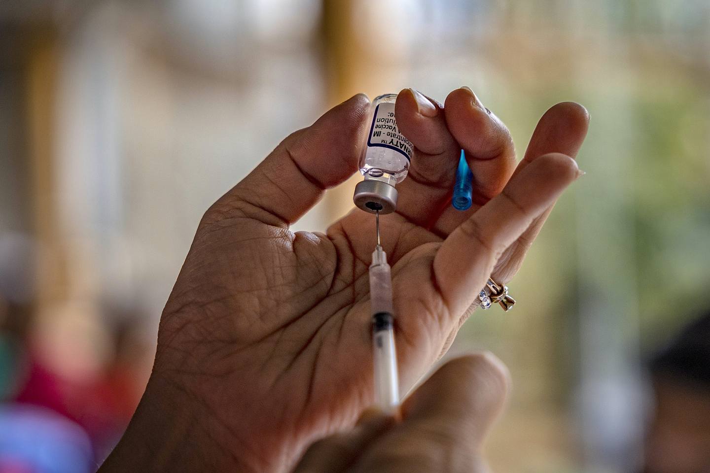 图为1月19日，菲律宾马里拉一间疫苗接种中心，医护人员正在准备疫苗。 （Getty）