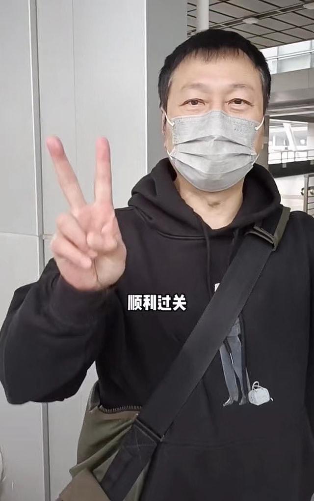 57岁知名老戏骨激动回香港过年！一人推四个行李箱险摔倒，鬓边露白发太心酸（组图） - 2