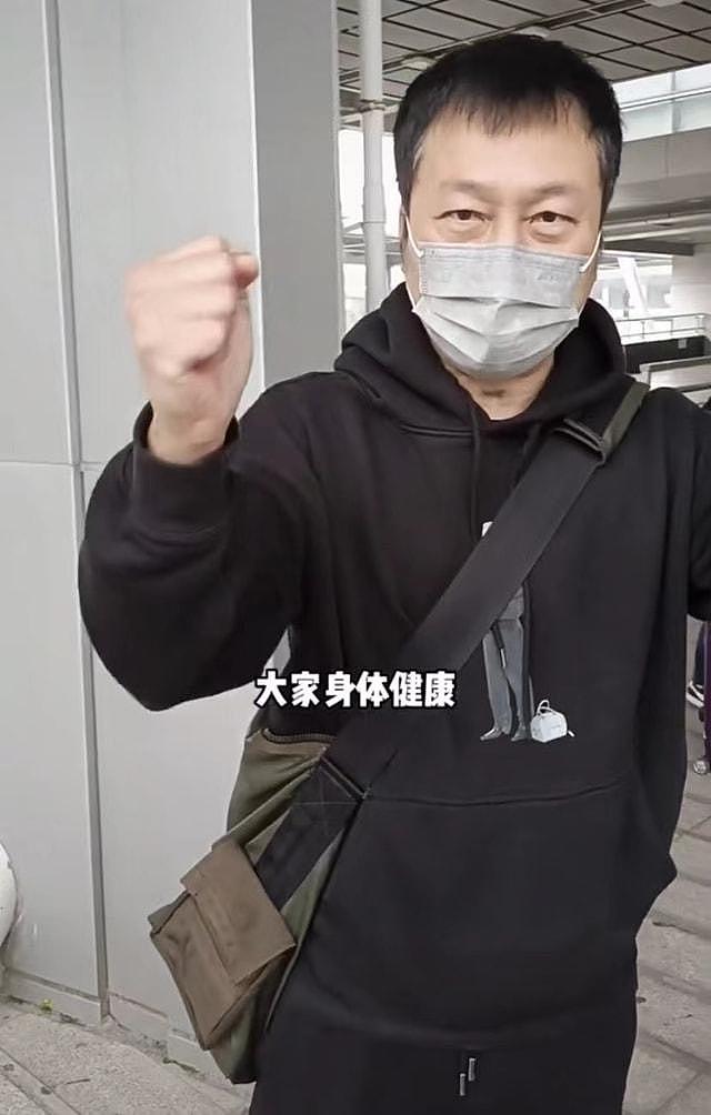 57岁知名老戏骨激动回香港过年！一人推四个行李箱险摔倒，鬓边露白发太心酸（组图） - 4