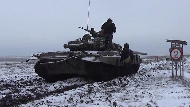 俄罗斯电视台展示该国坦克在乌克兰边境演习。