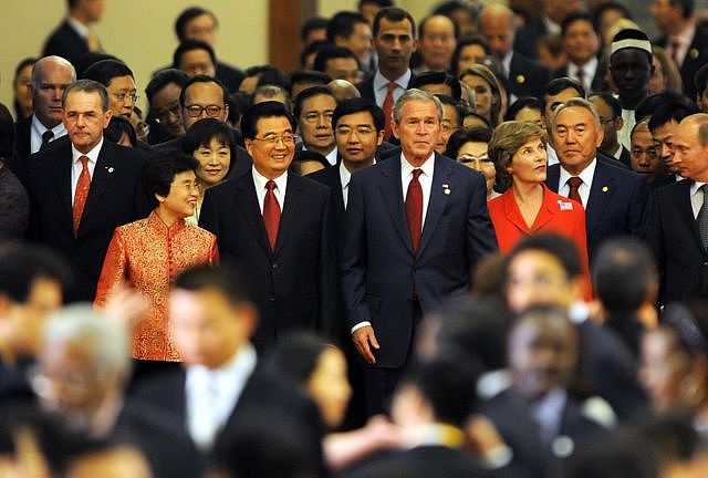 2008年8月8日，时任中国国家主席胡锦涛在人民大会堂欢迎出席北京夏季奥运会的世界领导人，包括时任美国总统布什和俄罗斯总统普京等。