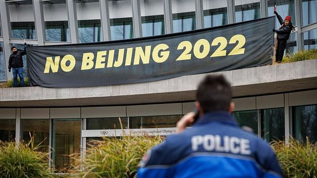 一些呼吁抵制北京冬奥的抗议者前往国际奥委会抗议。