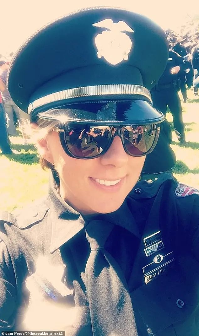 为减压和增加情趣,美国女警私下开账号拍性感裸照,结果...(组图) - 5