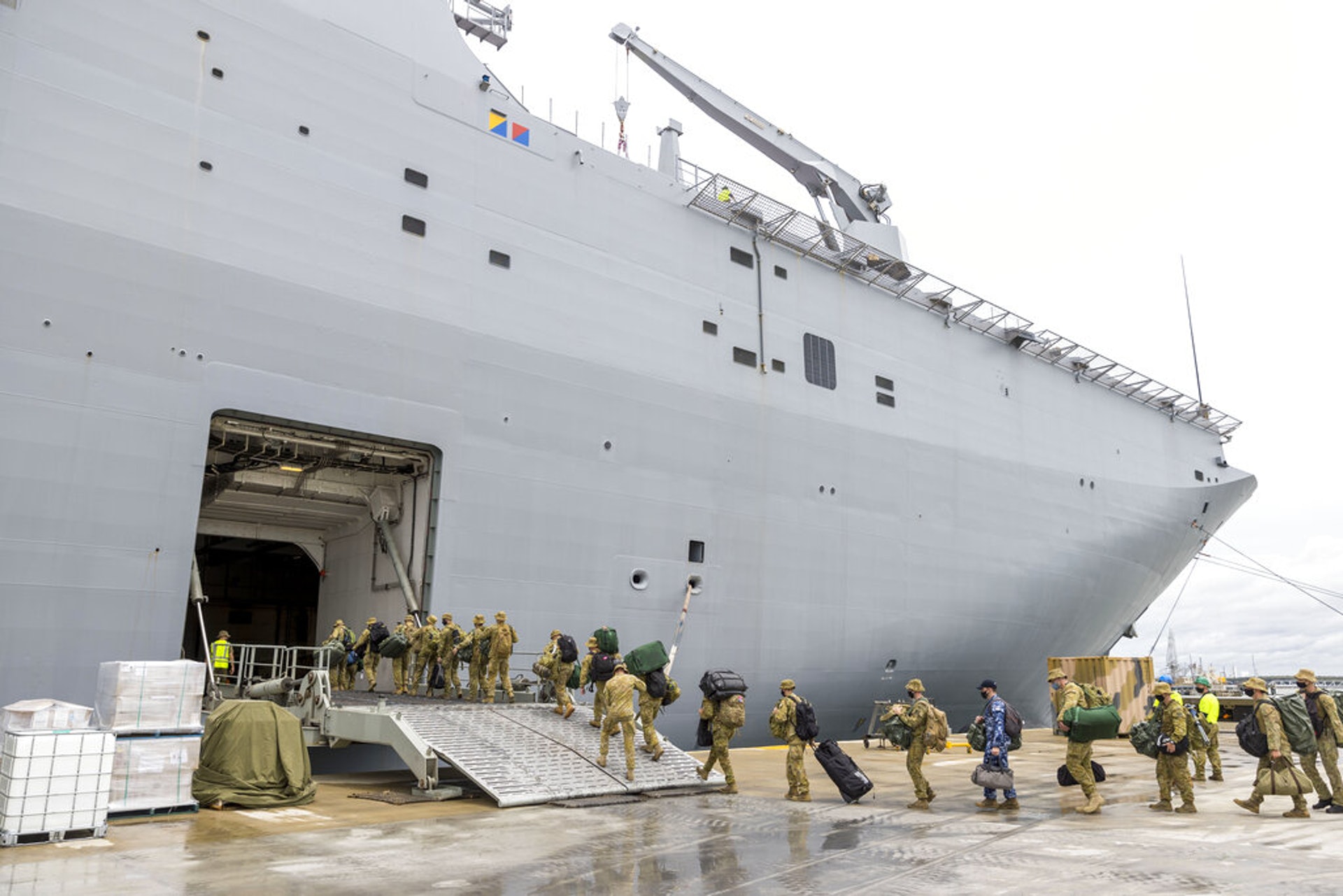 圖為澳洲國防部1月20日公布的相片，顯示士兵登上阿德萊德號的情形。阿德萊德號21從布里斯班出發，運送救援物資到湯加。（AP）