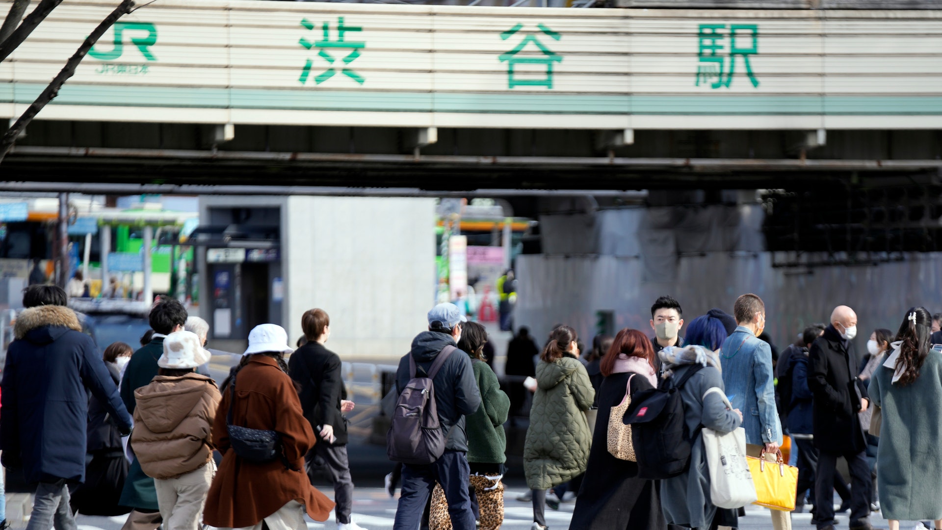 日本新冠肺炎疫情：圖為途人1月21日在東京澀谷站附近走過。（AP）