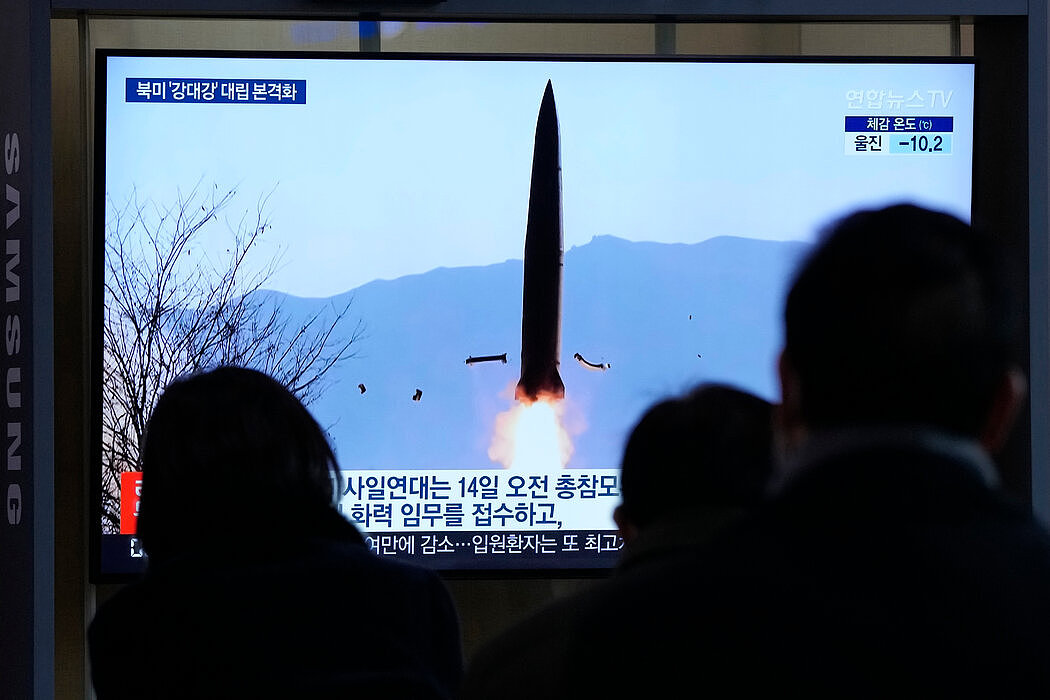 在首尔观看朝鲜最近一次导弹试射画面的民众，摄于上周。