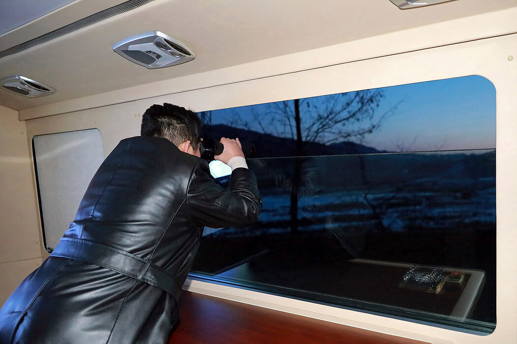 在这张政府提供的图片中，金正恩1月11日观看了朝鲜的高超音速导弹试射。