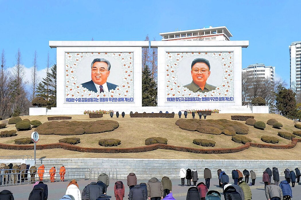 12月17日，平壤市民在开国领导人金日成及其继任者金正日的肖像前鞠躬，以纪念金正日逝世10周年。