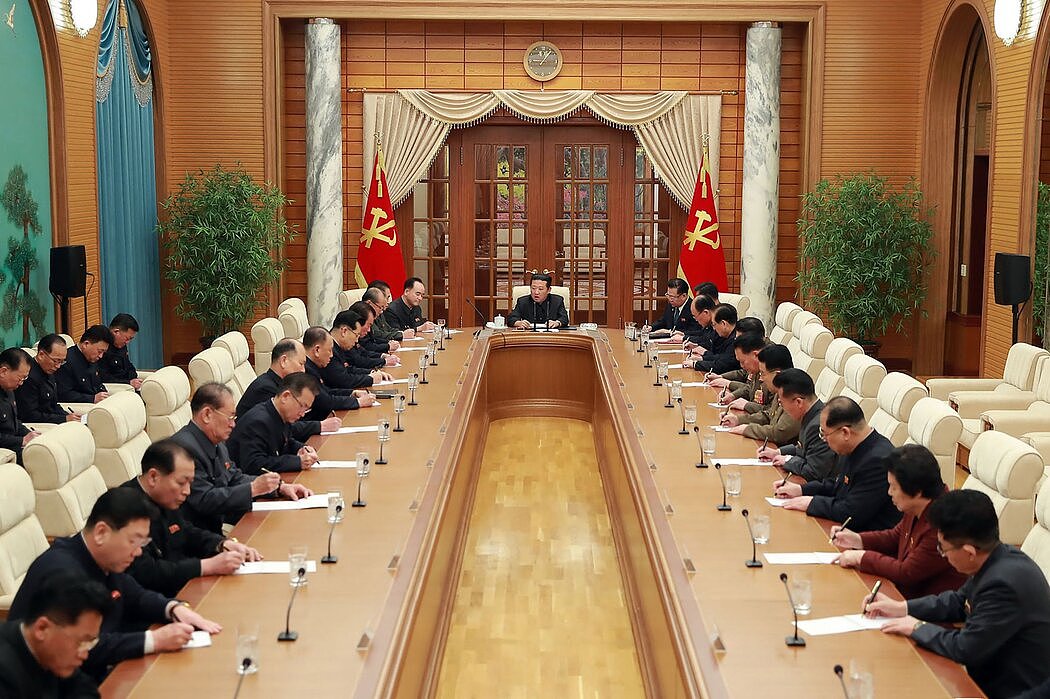 朝鲜领导人金正恩上周在平壤的劳动党中央委员会办公大楼主持会议。