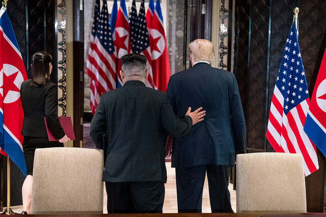 特朗普总统和金正恩2018年在新加坡的一个签字仪式上。