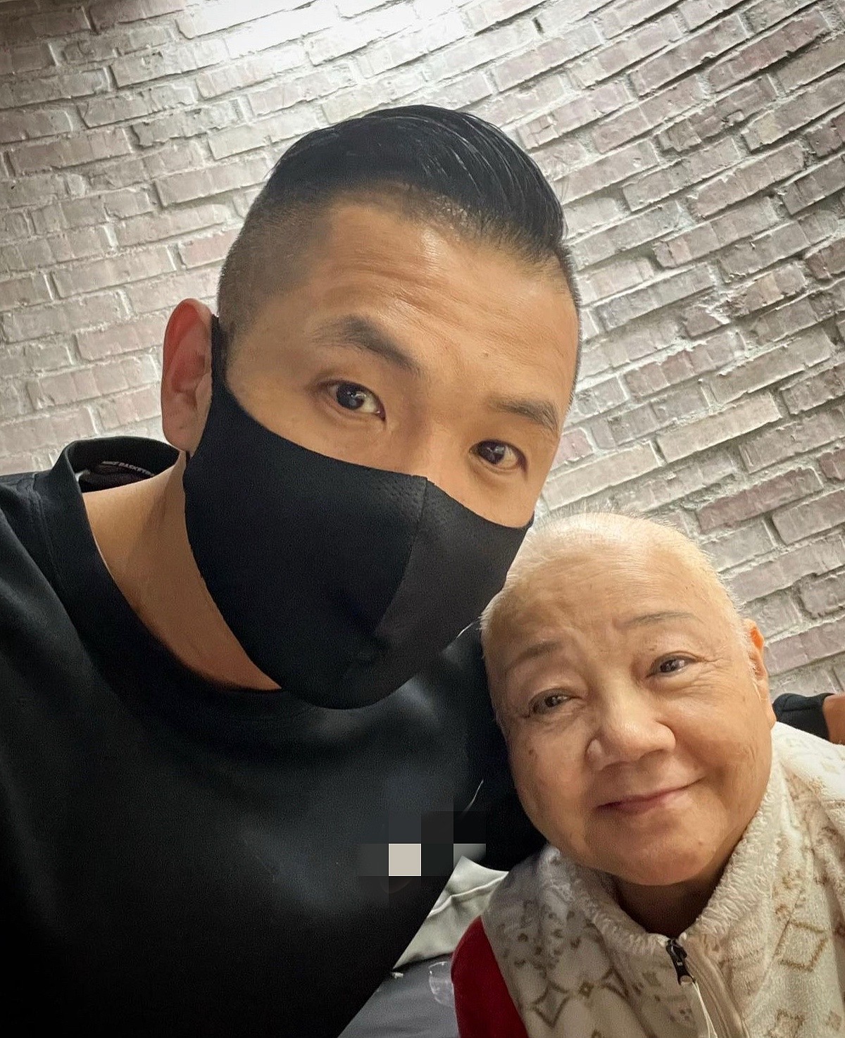 陈建州自曝70岁母亲得乳腺癌，多次化疗头发掉光，满脸憔悴仍乐观