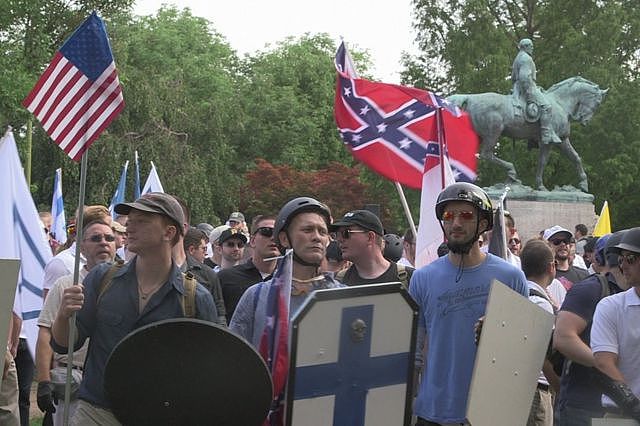 演变成暴力事件的弗吉尼亚州夏洛茨维尔举行的白人至上主义集会