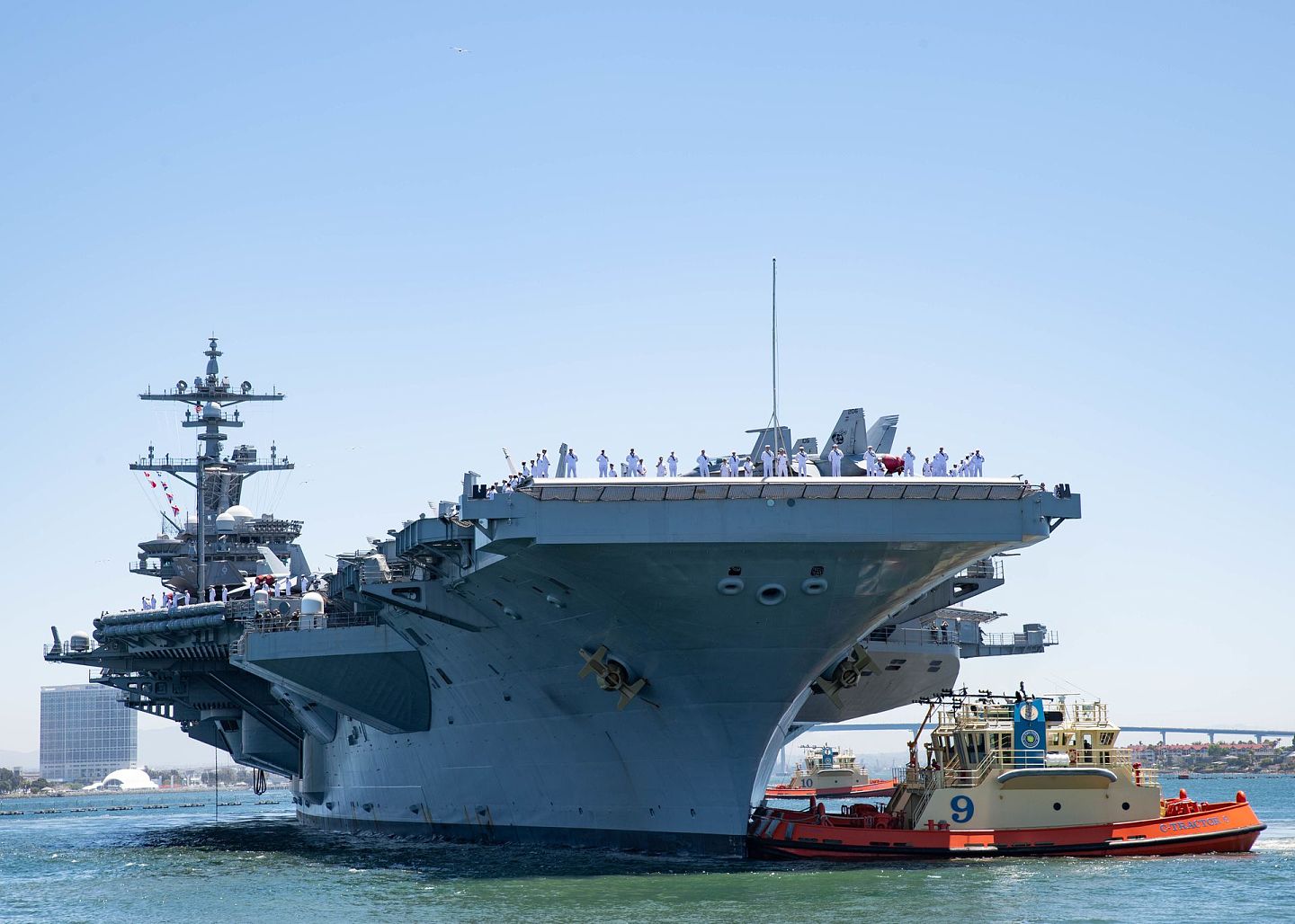 美国海军“卡尔·文森”号航空母舰从圣迭戈海军基地启程，前往太平洋奔赴亚洲进行部署。（Flickr@U.S. Pacific Fleet）