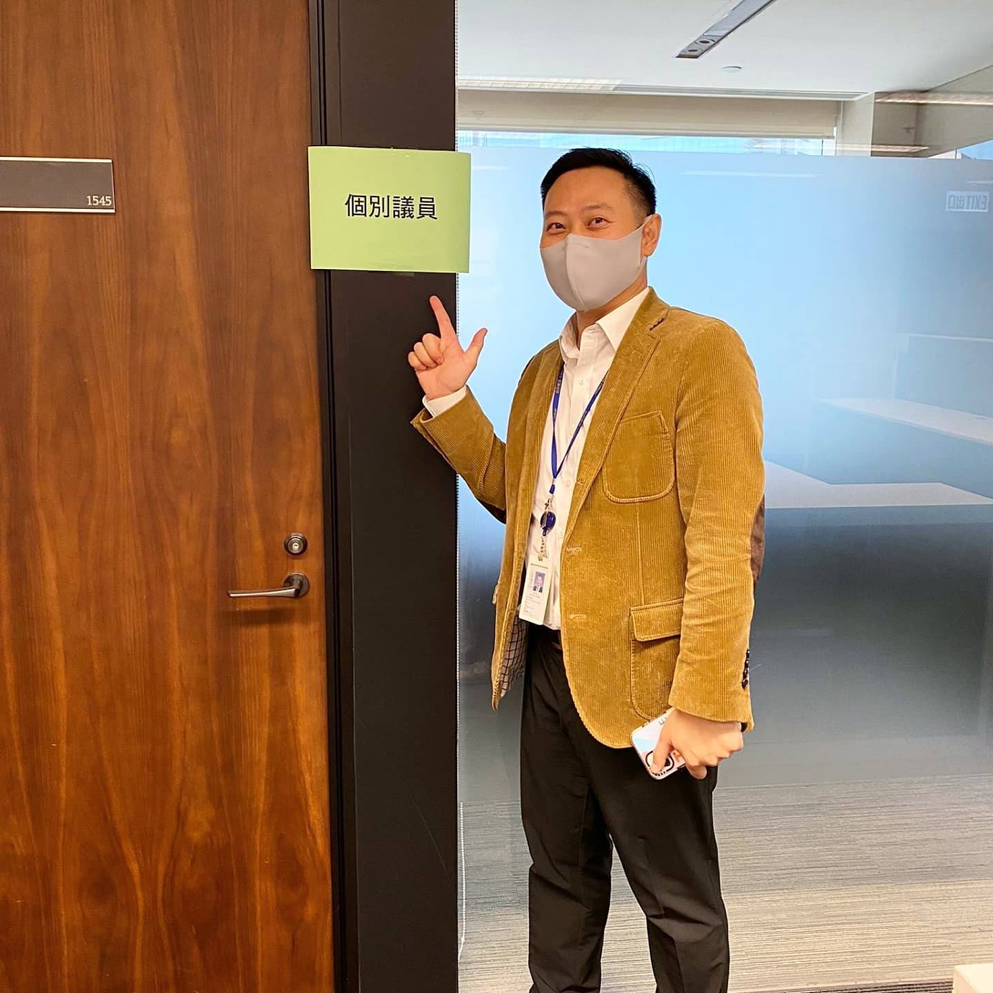 徐英偉在1月3日下午上載照片，顯示穿着泥黃色西裝褸到訪立法會議員辦公室，與洪為民唱歌照片中人同款。（徐英偉Facebook）