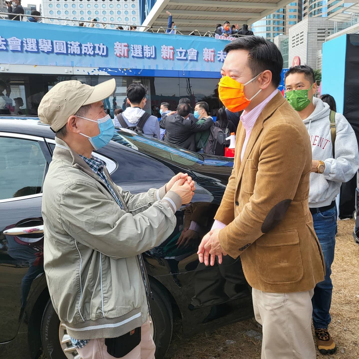 徐英偉在去年12月23日出席活動時，亦穿着同款西裝外套，外套左邊的大型西裝袋與後方的設計，均與洪為民照片中人相同。（徐英偉Facebook）