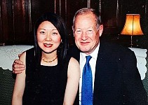 英国富商痴迷中国女人，69岁娶33岁的外卖员生3个女儿，遗产平分（组图）