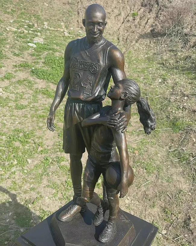 科比逝世2周年，事故地点立起父女雕像，湖人官方发推缅怀：一辈子的家人（组图） - 3