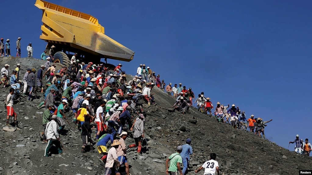 2015 年 11 月 25 日，矿工们在缅甸克钦邦 帕敢玉矿的一个矿场寻找玉石。（路透社照片）