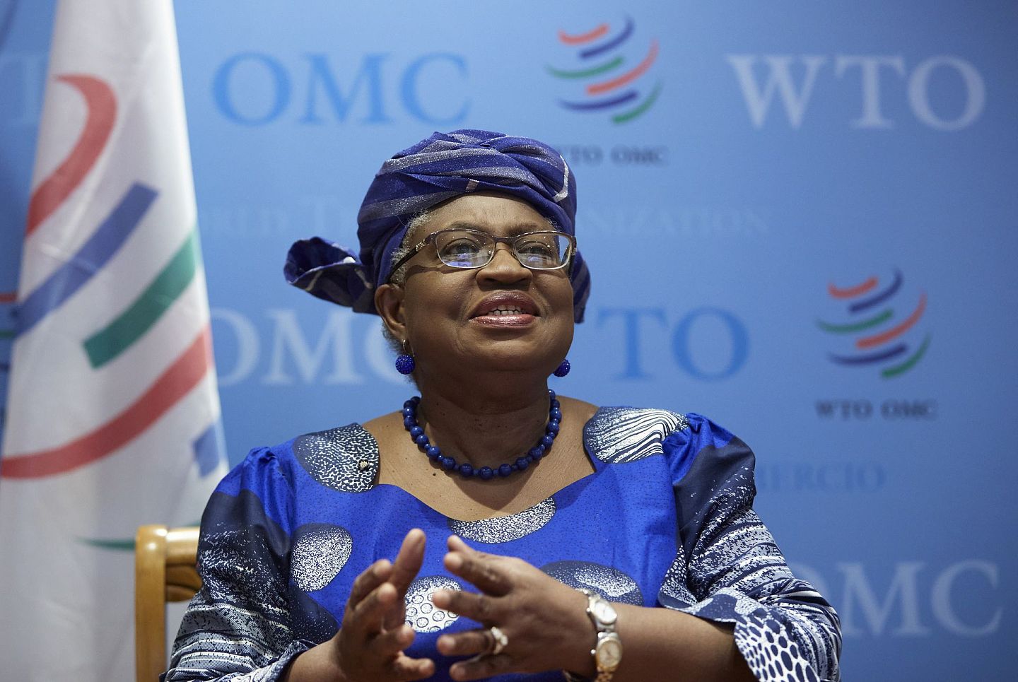 奥孔乔-伊韦阿拉（Ngozi Okonjo-Iweala）是第一位担任WTO总干事的非洲女性，获得中国、欧盟支持，美国曾出面反对。图为2021年3月25日，奥孔乔-伊韦阿拉参加会议期间讲话。（Reuters）
